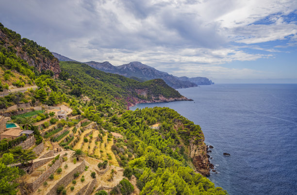 位于西班牙巴利阿里岛马略卡岛班亚尔布法附近的塞拉德特拉蒙塔纳山脉图片下载