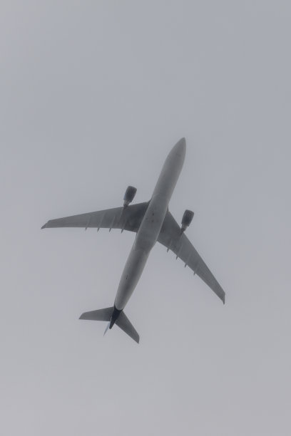 飞机在大雾天气从下方拍摄图片下载