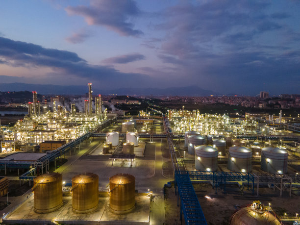 化工厂夜景的鸟瞰图图片下载