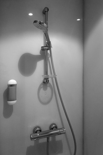 黑白照片。浴室里有现代化的淋浴间。图片下载