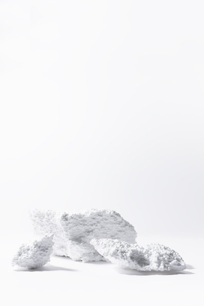 用于展示化妆品或商品的泡沫聚苯乙烯平台，在硬光下与优雅的grunge现代风格的阴影相结合，垂直复制空间。模板阶段的广告。图片下载