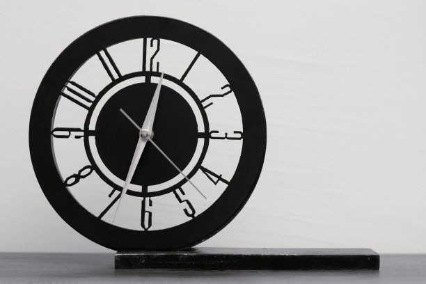 桌上的现代装饰时钟图片下载