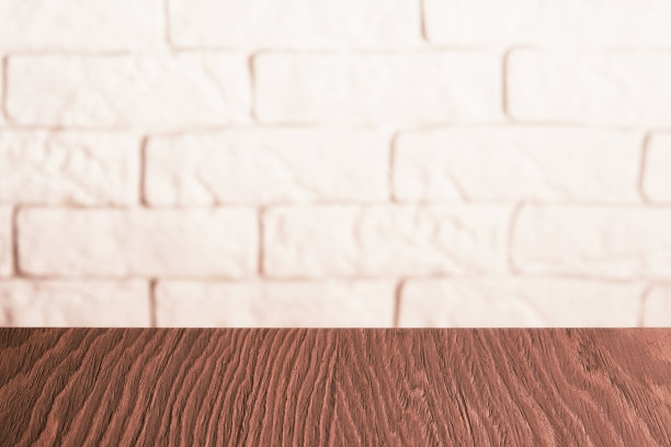 木桌展示模板与白砖墙在后面图片下载