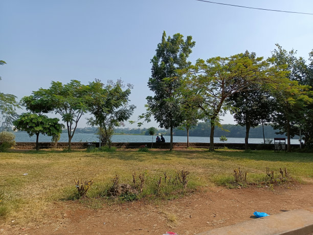 美丽的兰卡拉湖的图片，古老的石头挡土墙环绕着湖，很少有人坐在挡土墙上欣赏风景。在明亮的阳光下拍摄的照片。图片下载