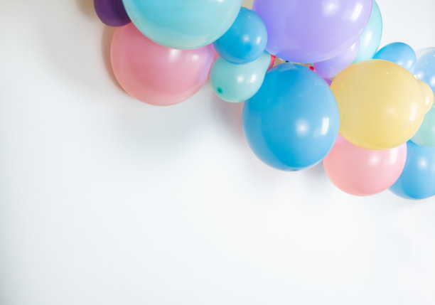 白色背景下彩色生日派对气球花环的特写图片图片下载