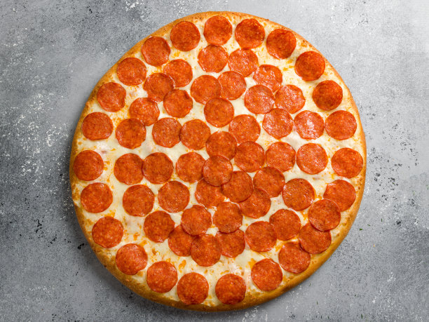 意大利辣香肠披萨在灰色桌面视图图片下载