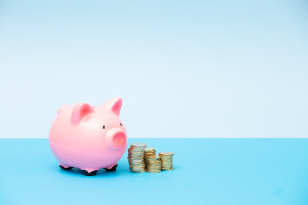 装满硬币的存钱罐。未来投资、储蓄、理财的概念。图片下载