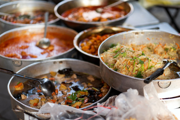 在市场摊位上挑选的各种食物，在马来西亚被称为经济米图片下载