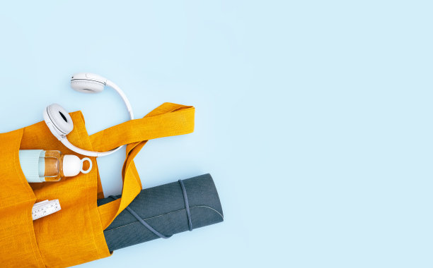 包里有卷好的瑜伽垫和卷尺图片下载