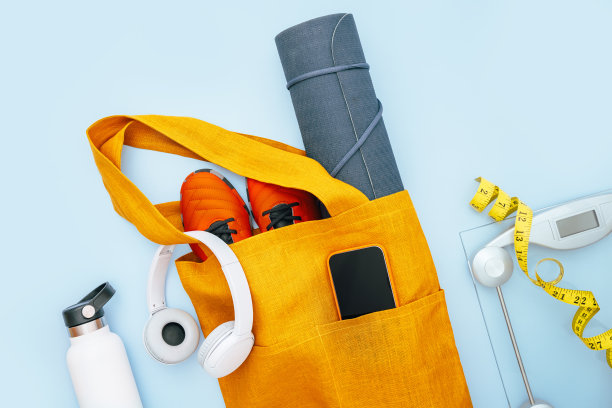 卷瑜伽垫，运动鞋，智能手机，包和秤图片下载