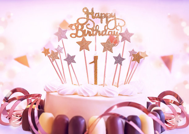 有一号蜡烛和装饰的生日蛋糕。图片下载