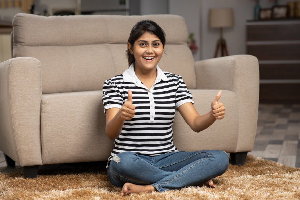 印度少女在家，照片图片下载