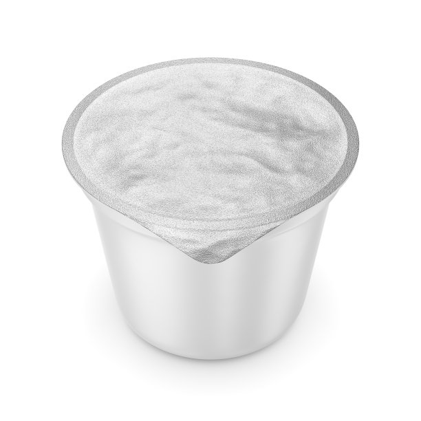 带箔盖的乳制品塑料杯。3D渲染。图片下载