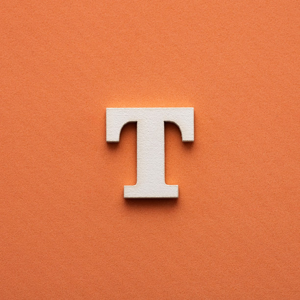 字母T大写-白色木制字体在粉红色的背景图片下载