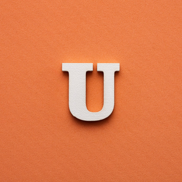 字母U -白色木制字母在粉红色的背景图片下载