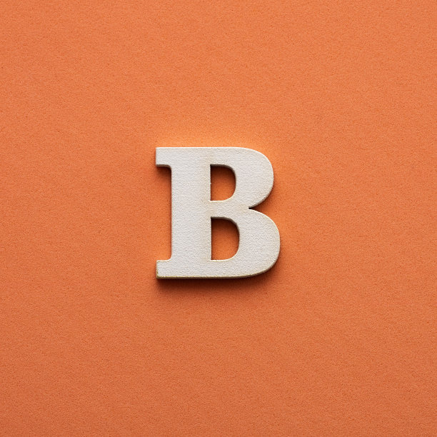 字母B大写-白色木制字体在粉红色的背景图片下载