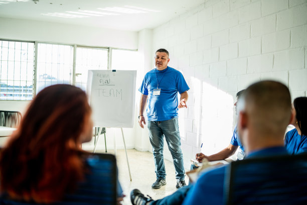 志愿者在社区中心的会议上做演讲图片下载