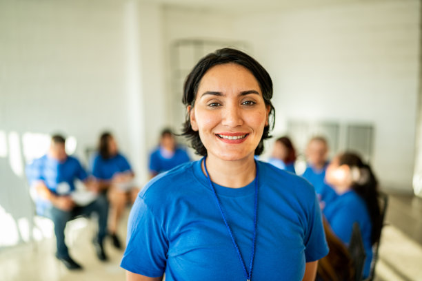 中年妇女志愿者在社区中心的肖像图片下载