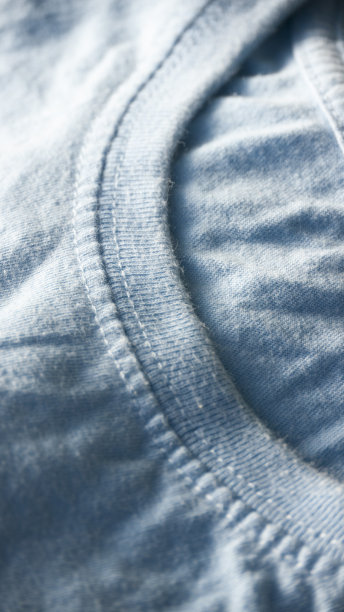 穿过的棉衬衫颈部细节图片下载