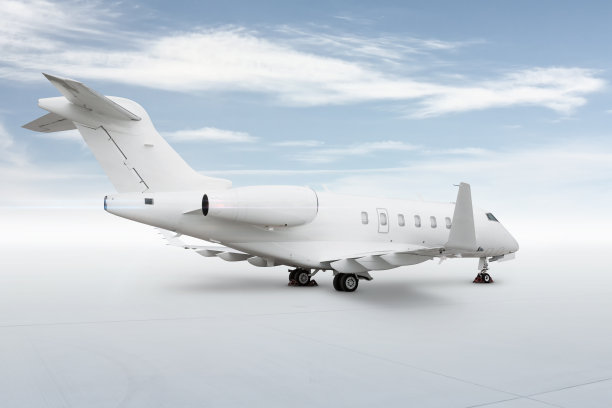 现代白色行政飞机孤立在明亮的背景与天空图片下载