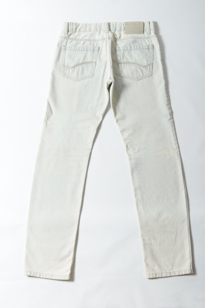 白色背景上的冰蓝色牛仔裤的背影。图片下载