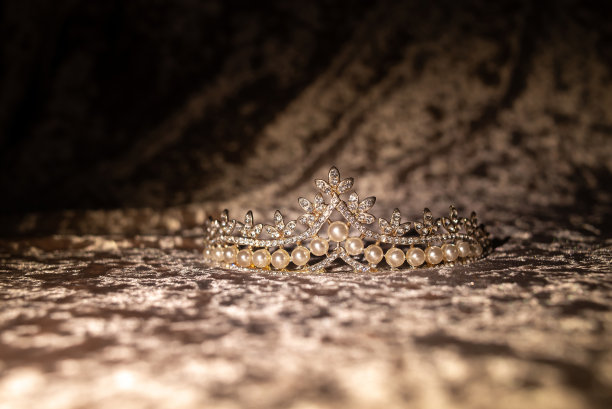 珍珠王冠，丝绒背景头饰图片下载