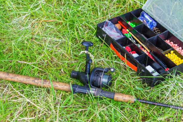 草地上的钓竿和钓具。大自然。图片下载