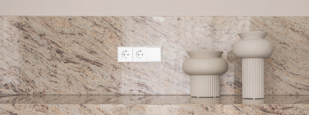 米色花岗岩厨房柜台，石墙上有插座，两个优雅的米色花瓶。现代厨房概念。图片下载