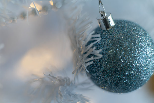 圣诞快乐，白色圣诞树图片下载