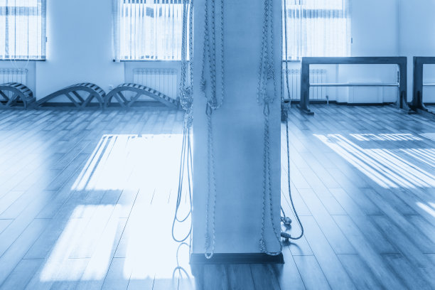 瑜伽绳挂在工作室的空墙上。Iyengar瑜伽图片下载