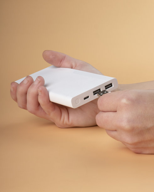 连接usb手机到充电宝，便携式蓄电池为智能手机充电图片下载
