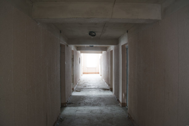 一条废弃的长廊图片下载