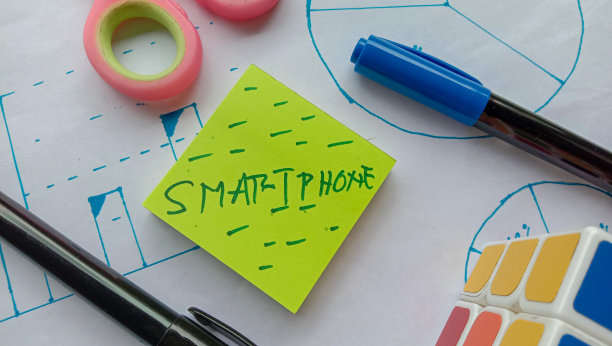 照片与商业主题与文本阅读智能手机图片下载