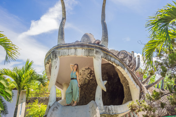 女游客在由贝壳和珊瑚或龙迷宫制成的蔡图梵庙。越南之旅图片下载