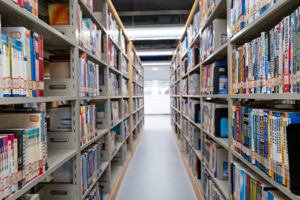 大学图书馆的书架图片下载
