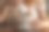 近中年妇女倒牛奶杯咖啡或茶在桌子上，休息在夏季咖啡与热带花卉，坐在室内。旅游旅游和烹饪概念。复制文本空格图片下载
