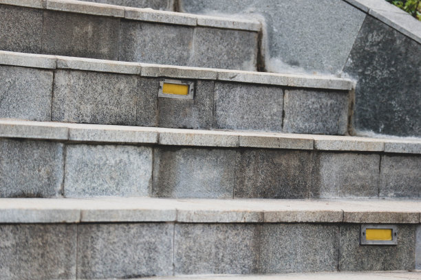 楼梯采用天然灰色石材，纹理略粗糙，图片下载