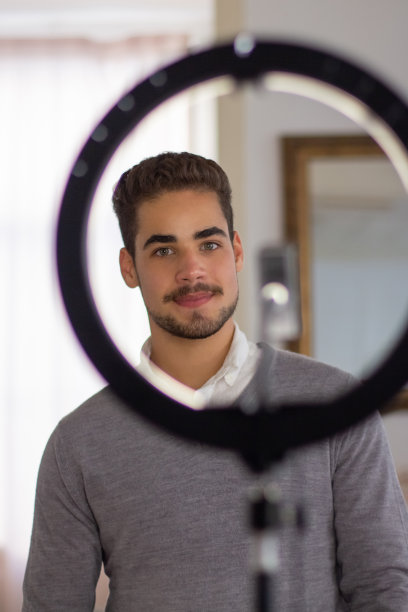 男子肖像准备直播视频图片下载