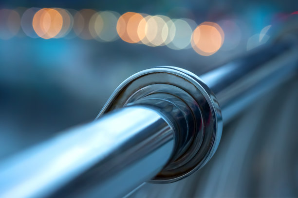 扶手栏杆由不锈钢材料制成，靠近河堤。工业城市基础设施图片下载