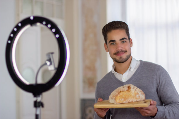 年轻男子的肖像与面包在砧板上图片下载