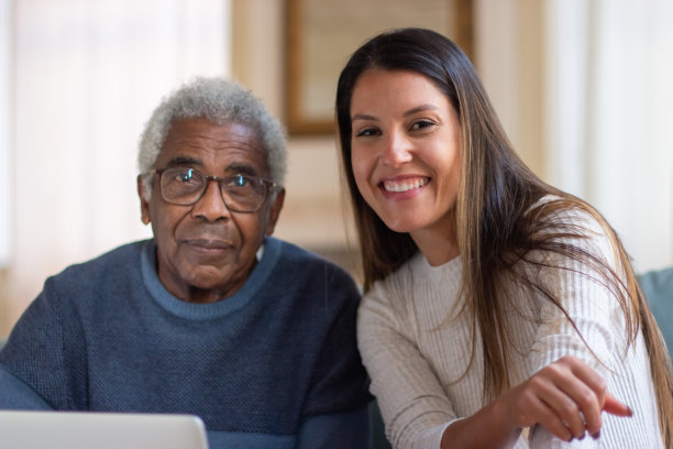 老人和孙女一起休息的照片图片下载