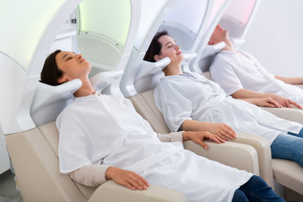 美容院的顾客在按摩椅上放松图片下载