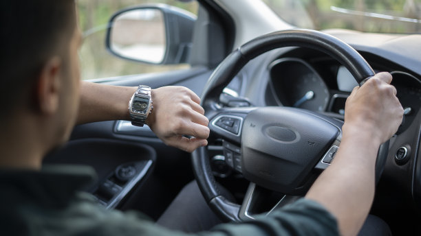商人开车时看手表图片下载
