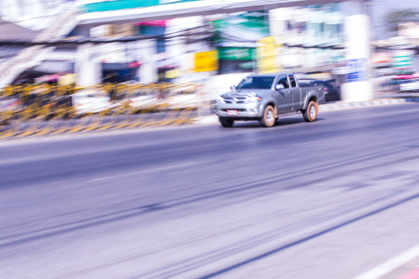 道路上超速行驶图片下载