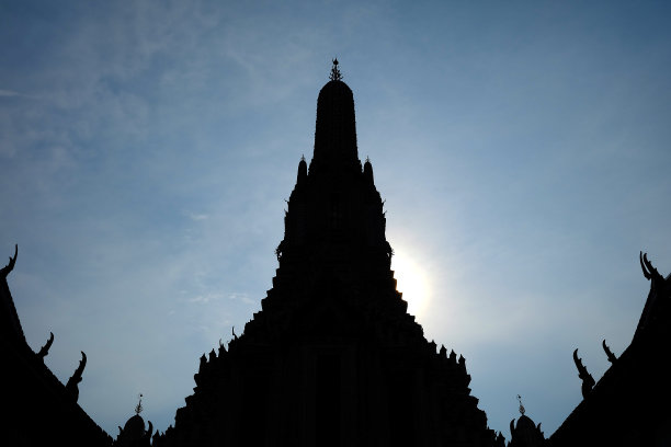 古白塔的剪影在笏Arun寺，泰国曼谷。图片下载