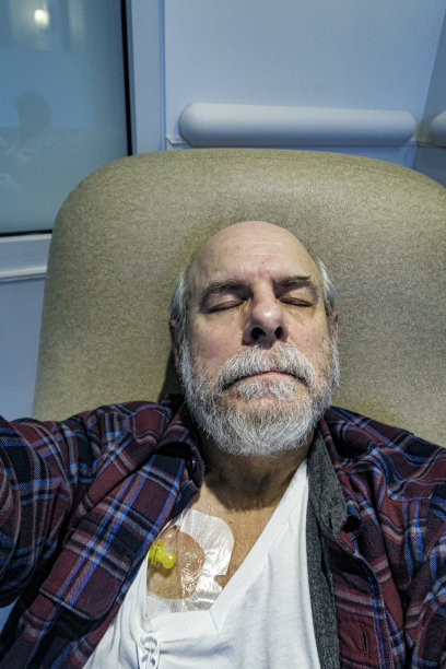 正在睡觉的老年男性化疗患者图片下载