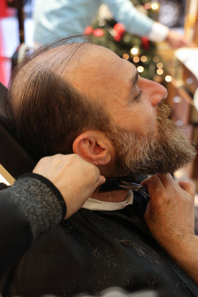 理发师给有胡子的人刮胡子图片下载