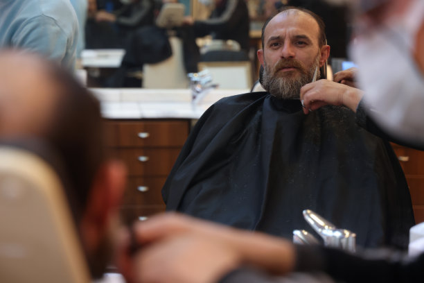 理发师给有胡子的人刮胡子图片下载