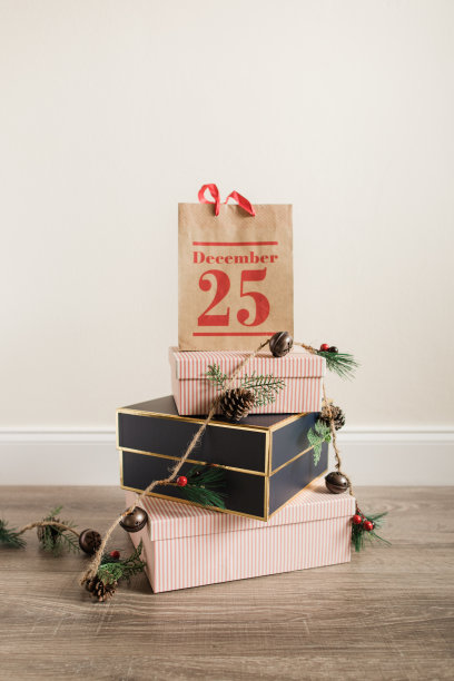 现代节日红色和海军圣诞礼盒和袋与乡村花环的圣诞节2022图片下载