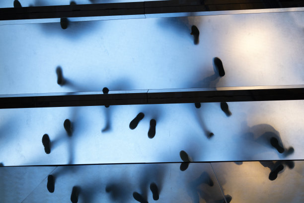 透过玻璃地板可以看到人和脚的影子图片下载